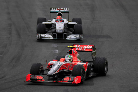 Den er god nok - det er en Virgin racer der ligger foran selveste Michael Schumacher!
